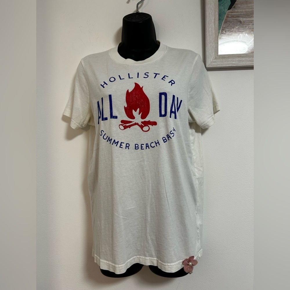 Hollister Y2K Cream T-Shirt with Red and Blue Graphic